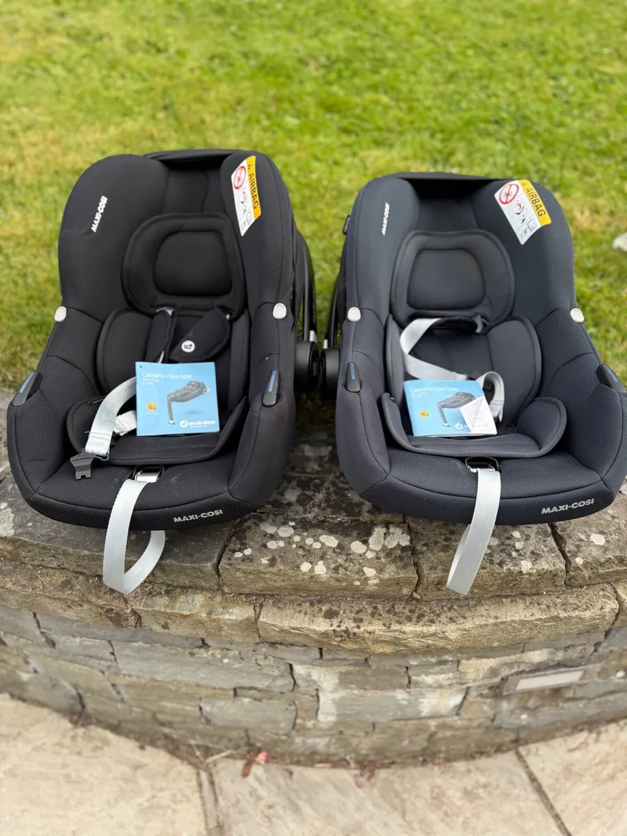 2 * Maxi- Cosi CabrioFix car seats and ISOFIX base