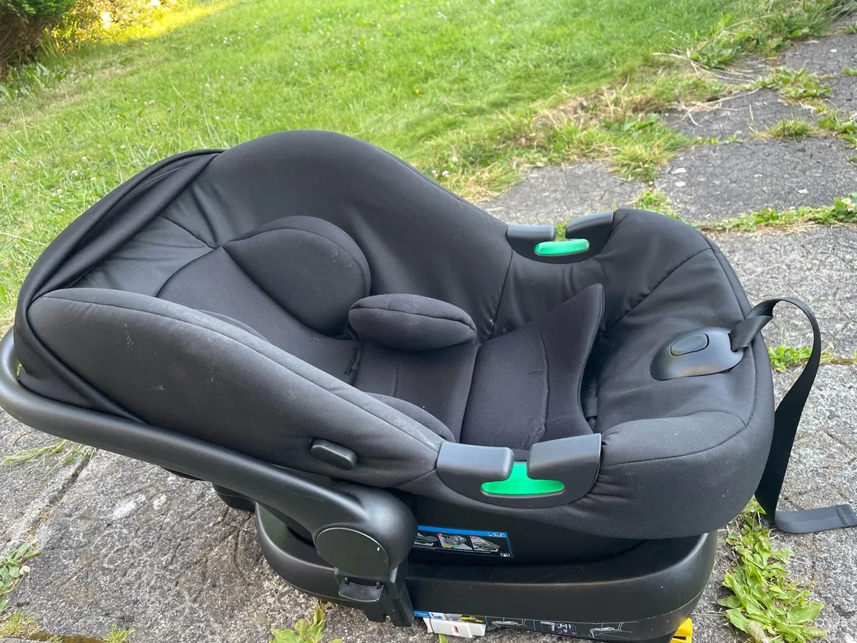 Infant car seat with isofix base - Image 1