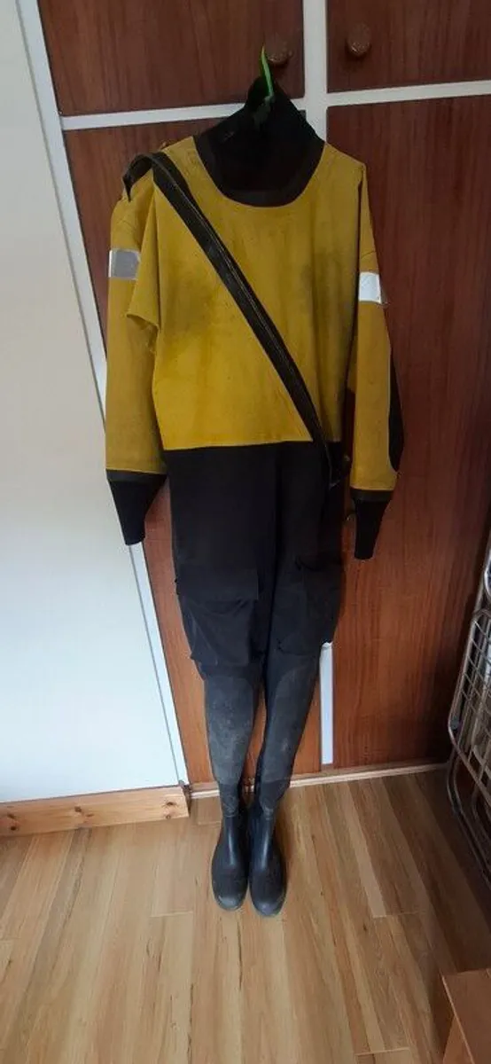 dry suit & accessories - Image 1
