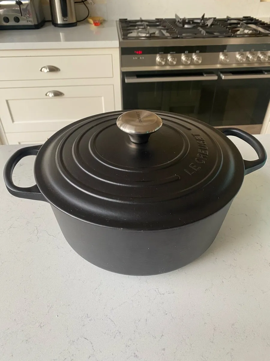 LE CREUSET SIGNATURE CASSEROLE POT 26 DUNDRUM UNUS - Image 1