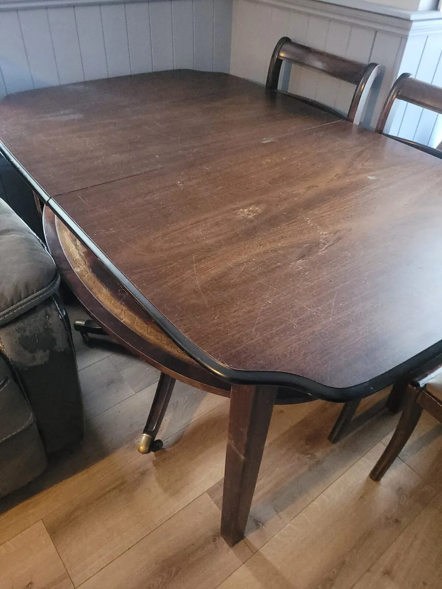 Free Extension table - Image 1