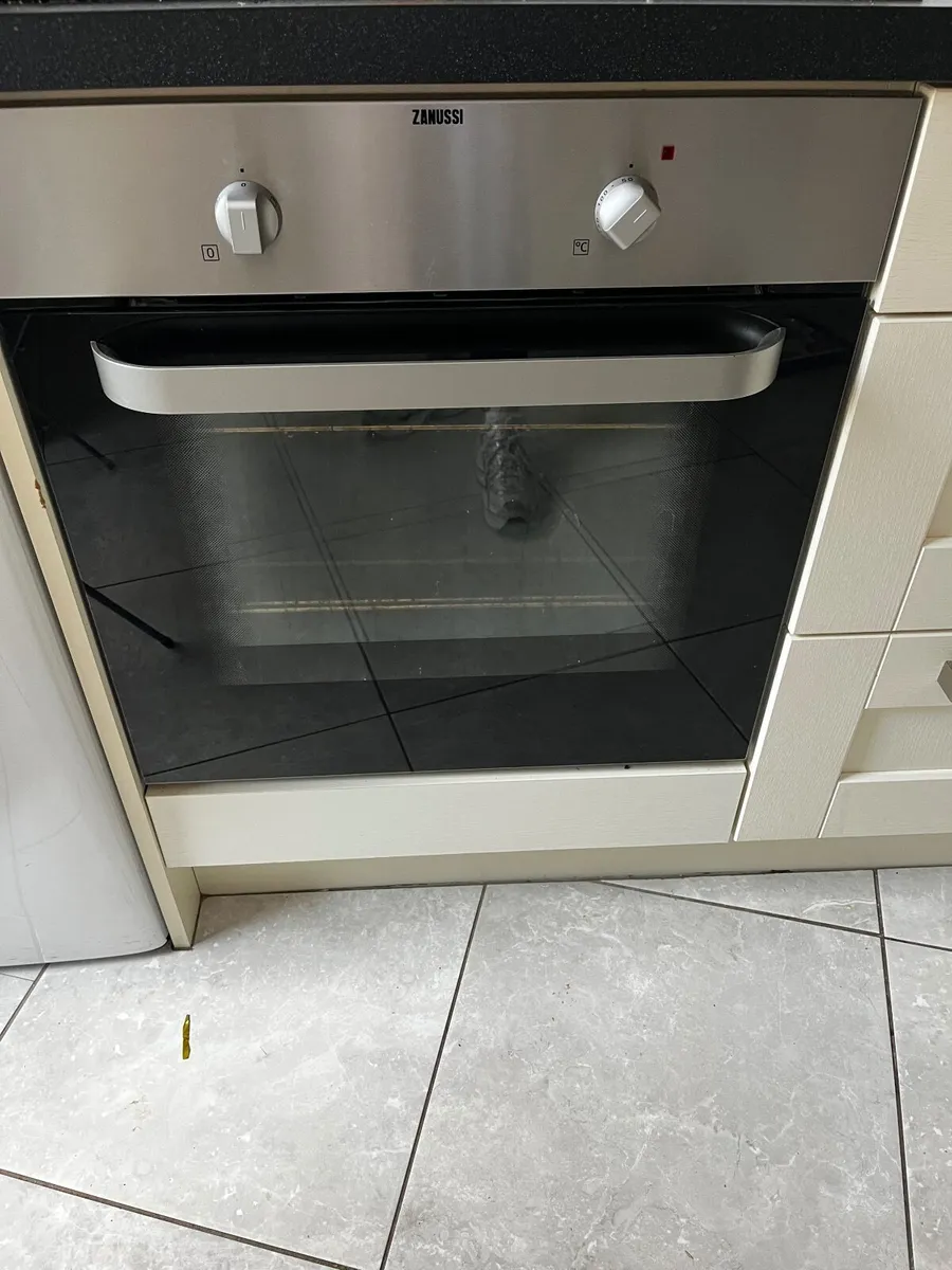 Oven and hob - Image 4