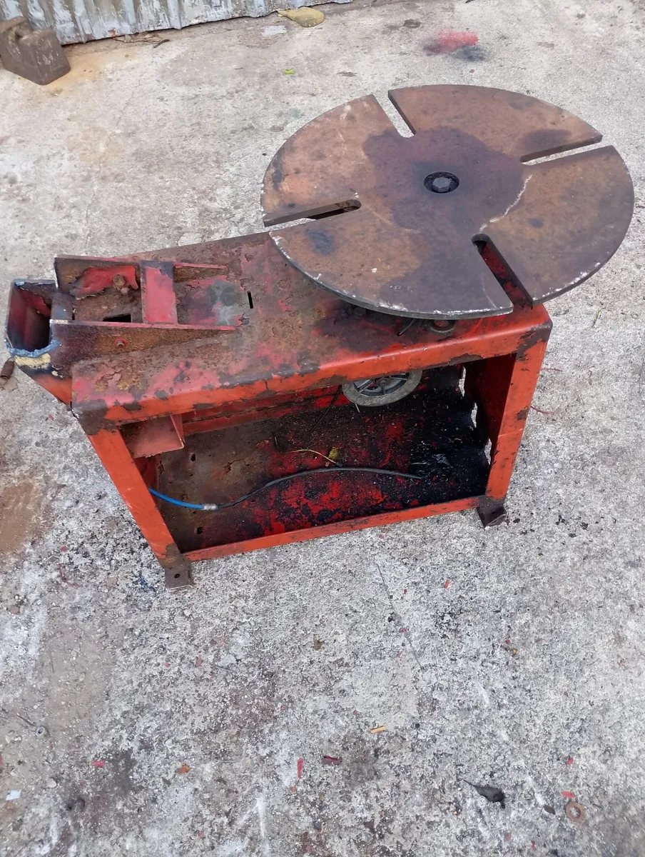 Welding positioning table rotating - Image 1