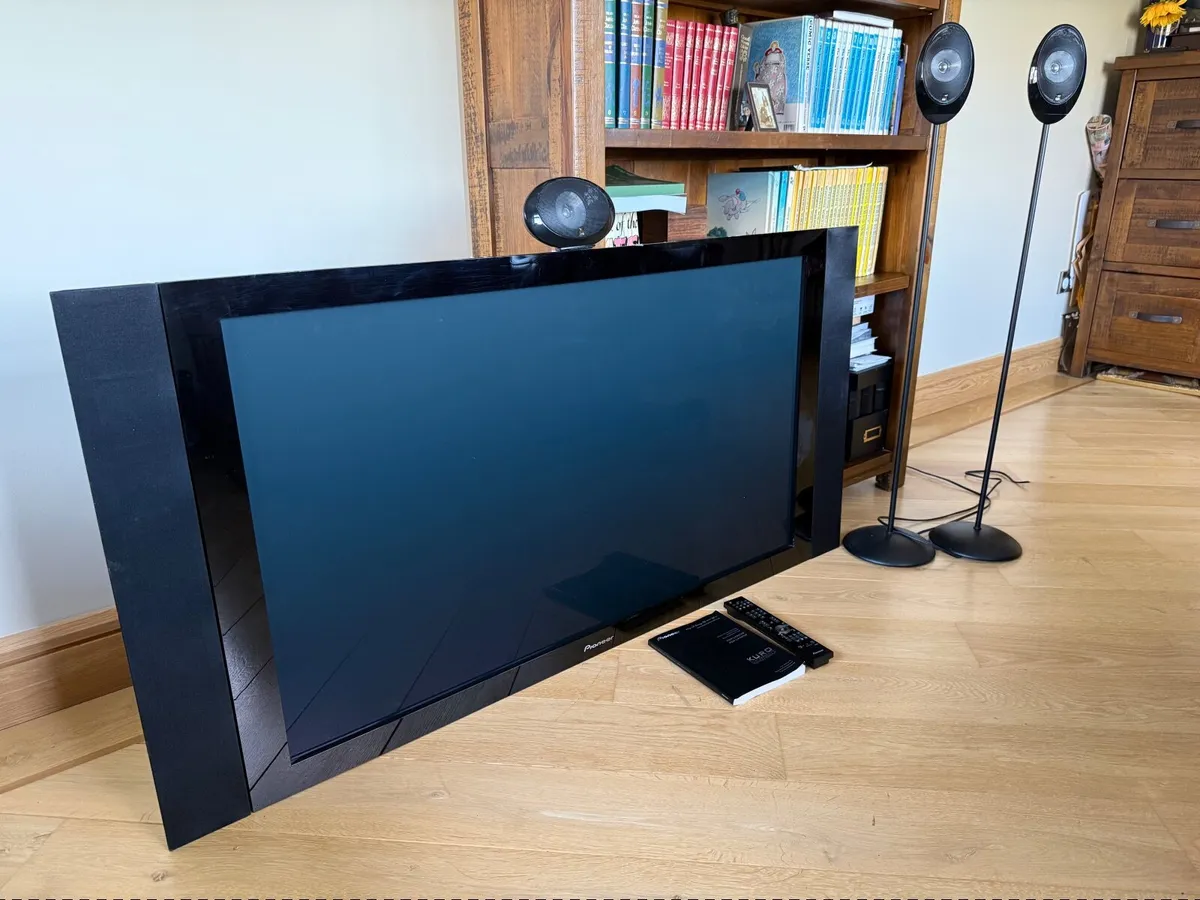 Pioneer 50in TV includes speakers