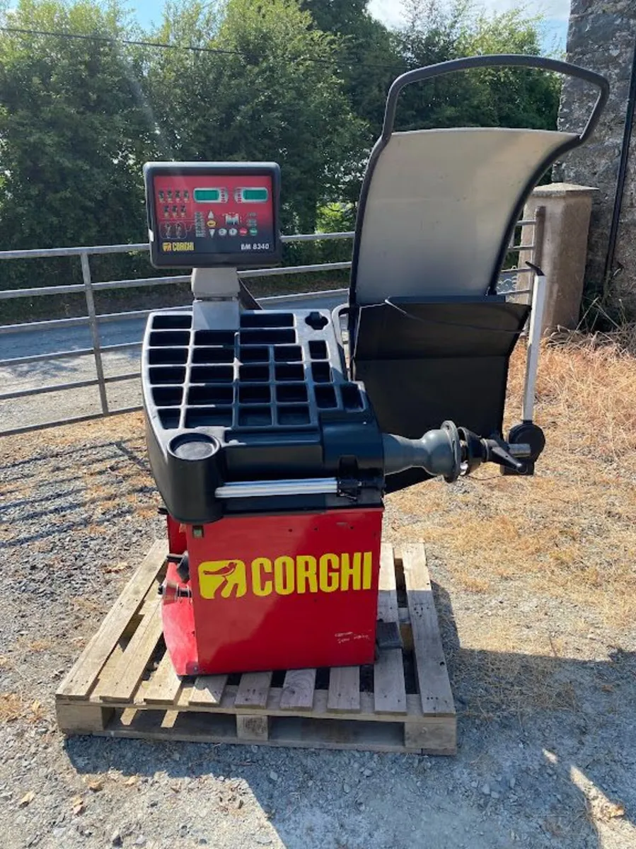 Corghi 8340  Wheel Balancer - Image 1