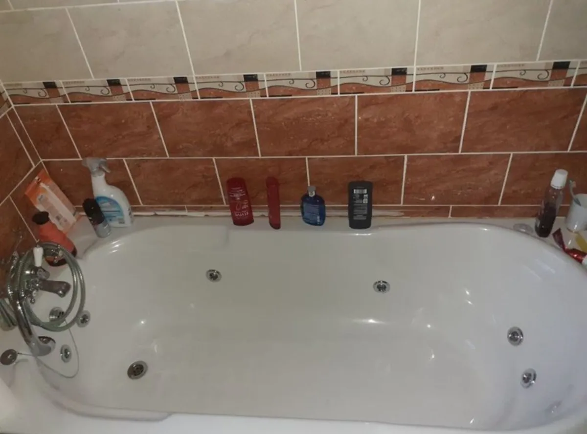 Jacuzzi Bath 8 jets - Image 1