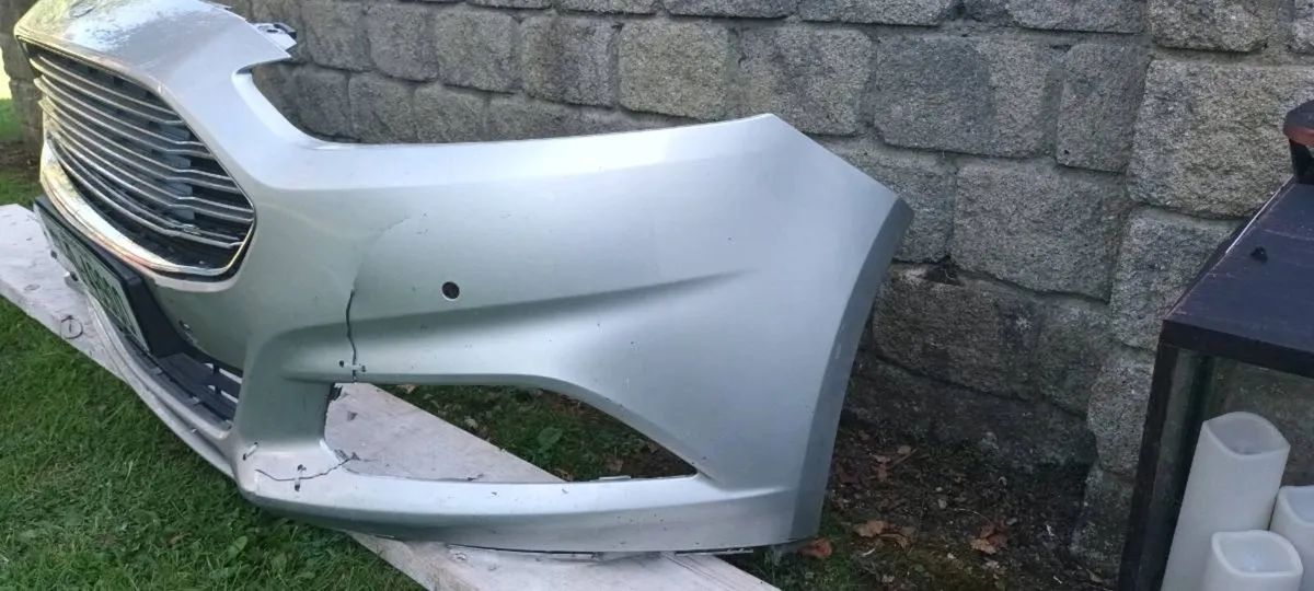 2016 Mondeo Front Bumper and Grill. Needing Repair - Image 3