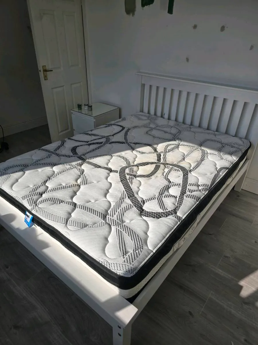 Double bed - Image 1