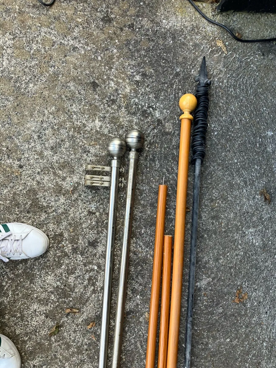 4 x assorted curtain poles - Image 1