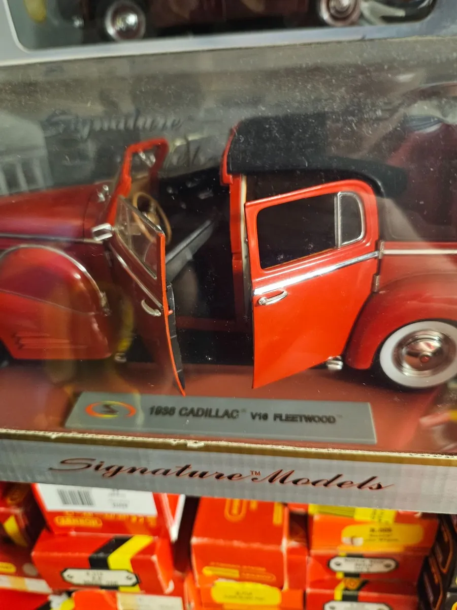 Corgi Signature Models Cadillac 1.18 - Image 2