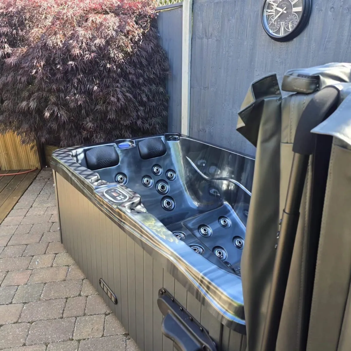 Free Delivery - Dual Lounger 3 Person Hot Tub - Image 2