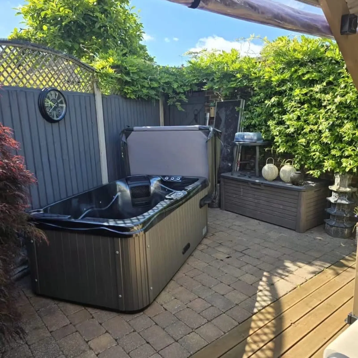 Free Delivery - Dual Lounger 3 Person Hot Tub - Image 3