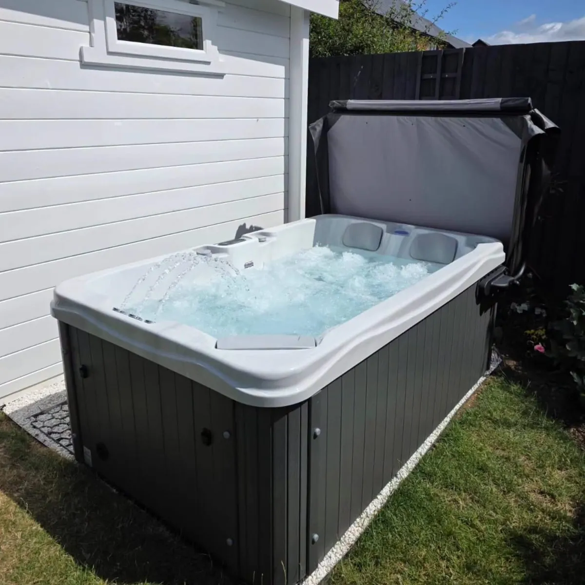 Free Delivery - Dual Lounger 3 Person Hot Tub - Image 4