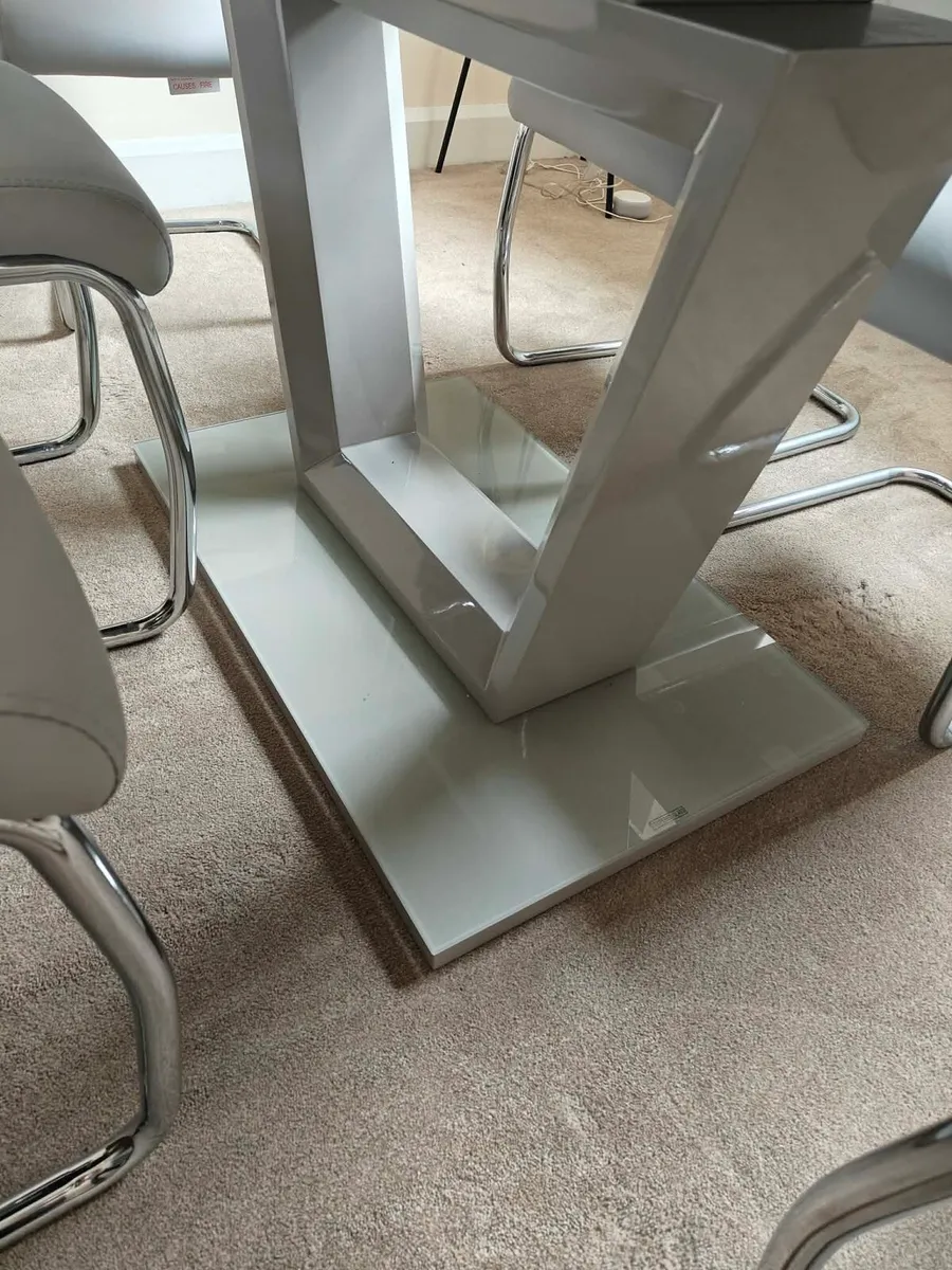 Table & 6 chairs - Image 3