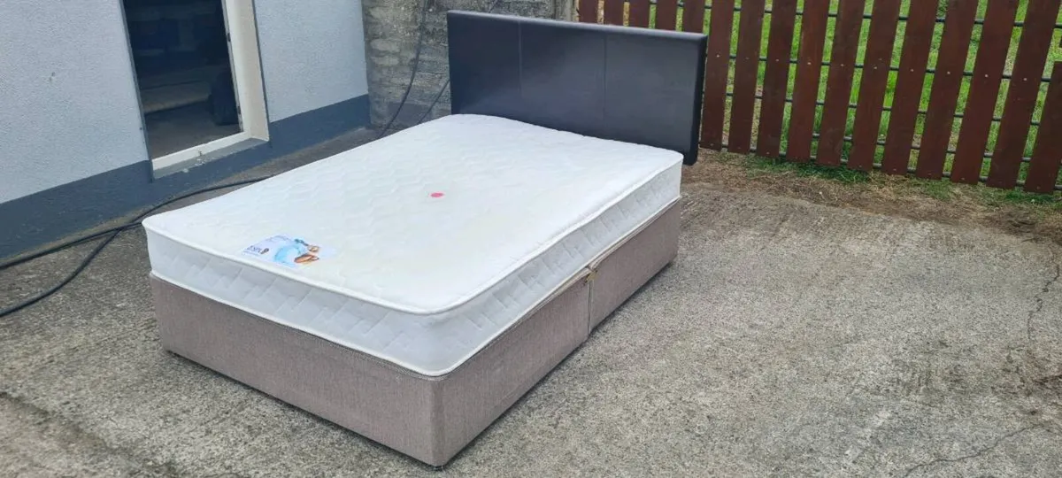 Double bed, headboard and mattress - Image 3
