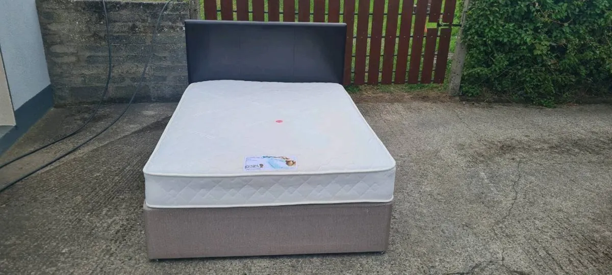 Double bed, headboard and mattress - Image 1