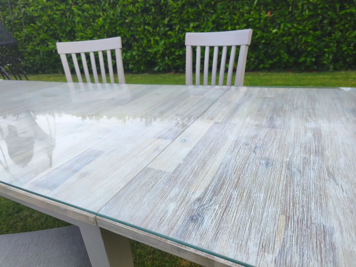 Table and chairs - Image 3