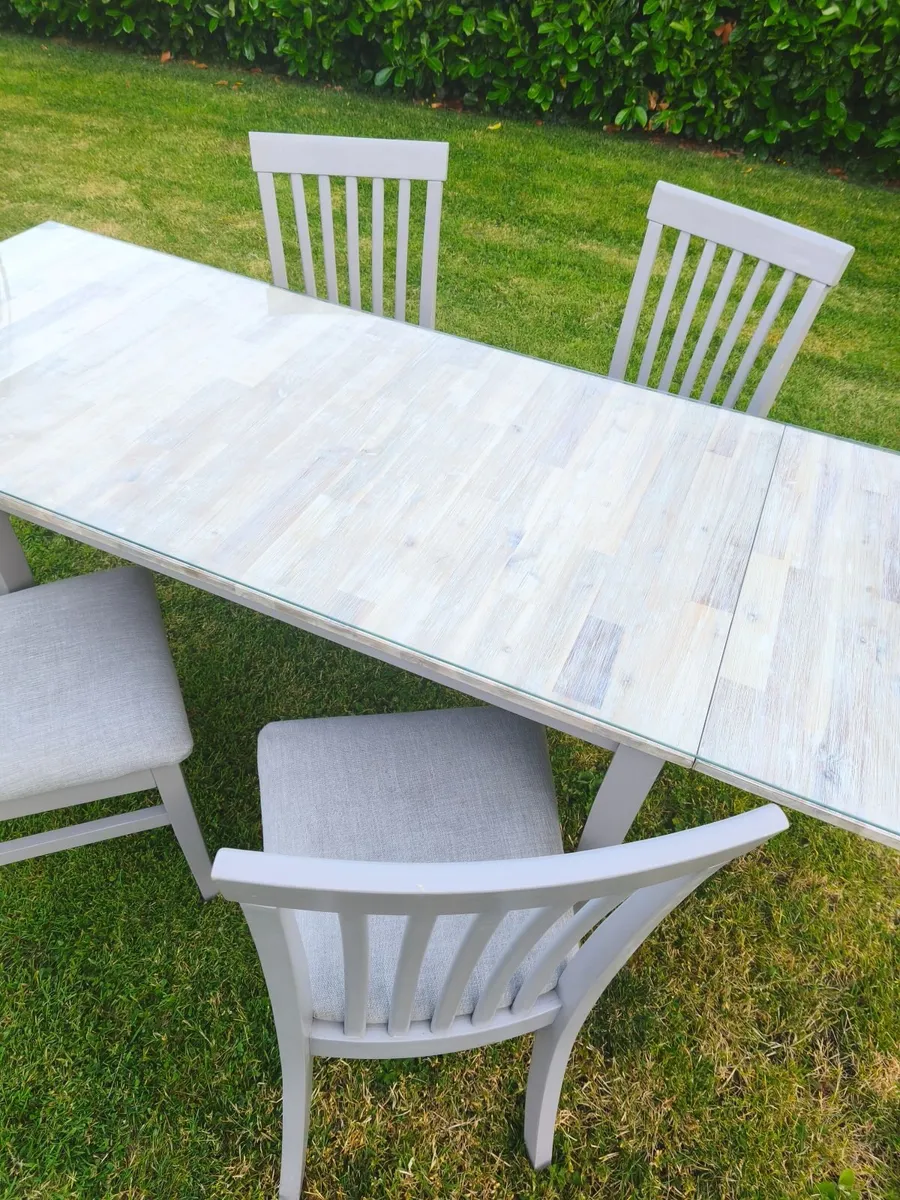 Table and chairs - Image 4
