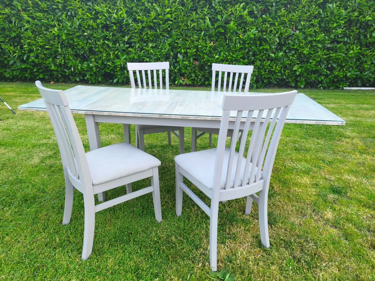 Table and chairs - Image 1