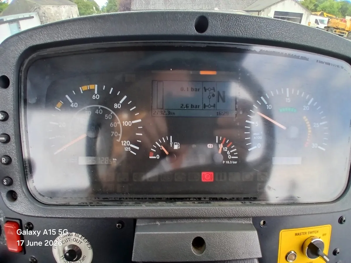 Mercedes Unimog hoist - Image 4