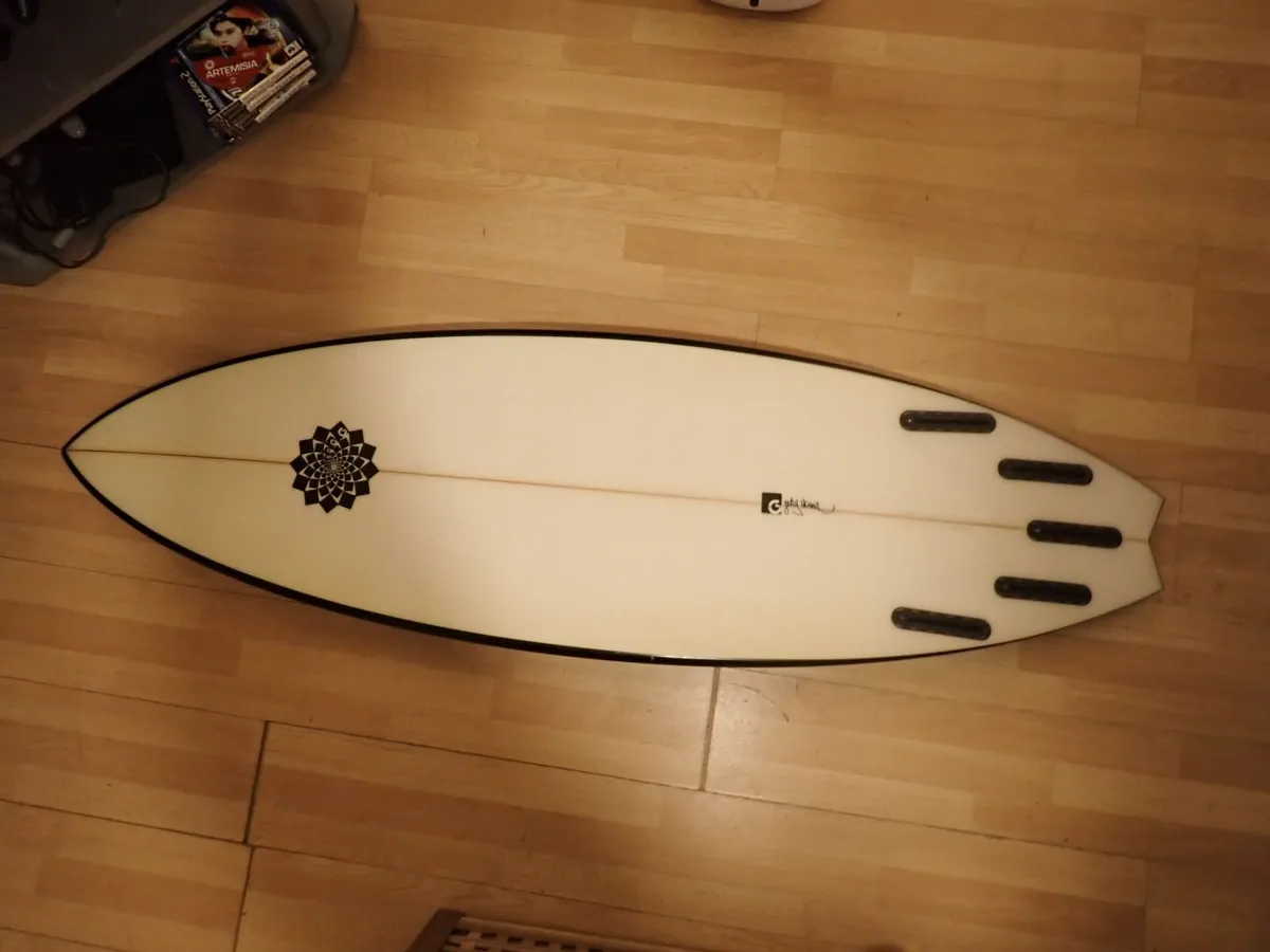 surfboard 5'9 Gary MacNeill Entity Fish - Image 2