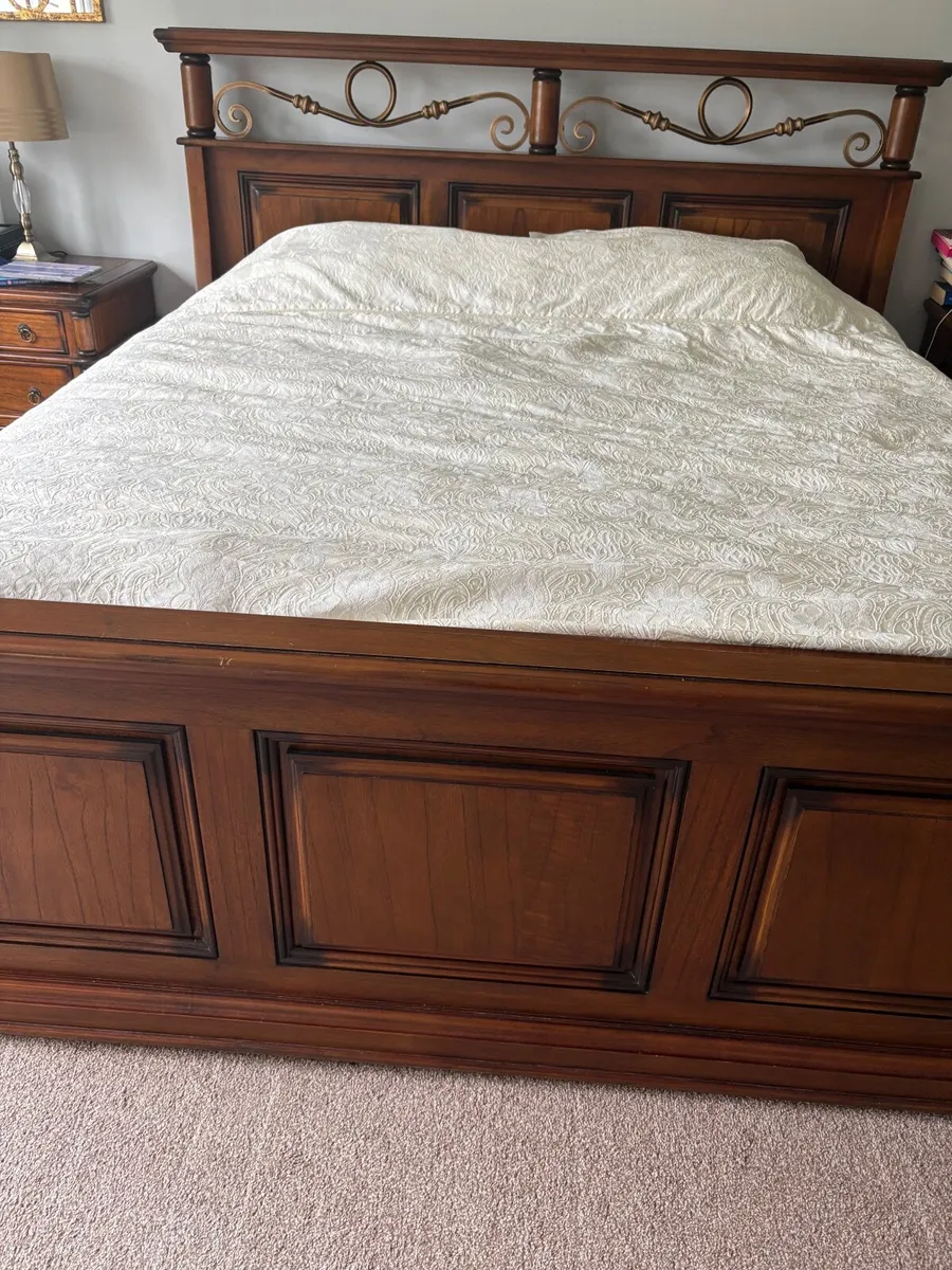 Bedroom suite of furniture - Image 1