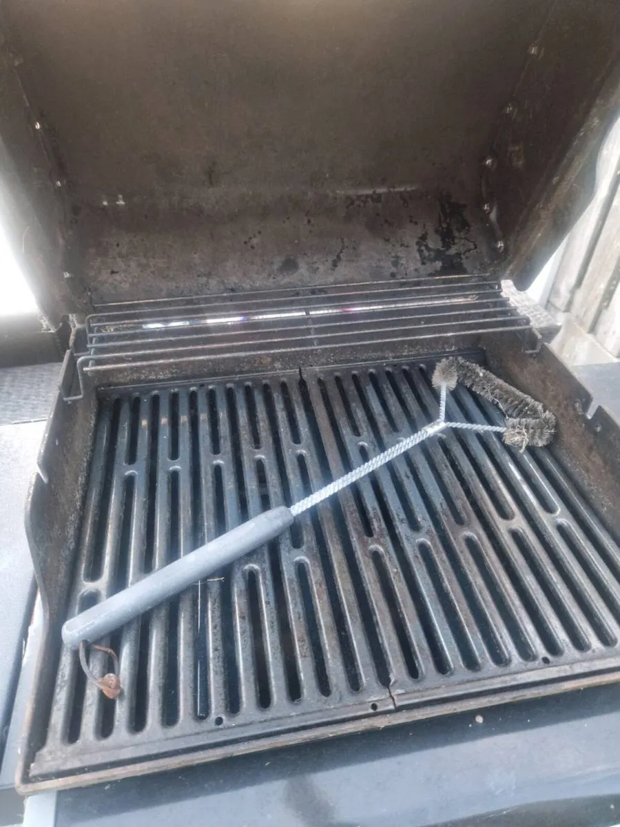 Weber spirit- needs refurbishment- free - Image 2