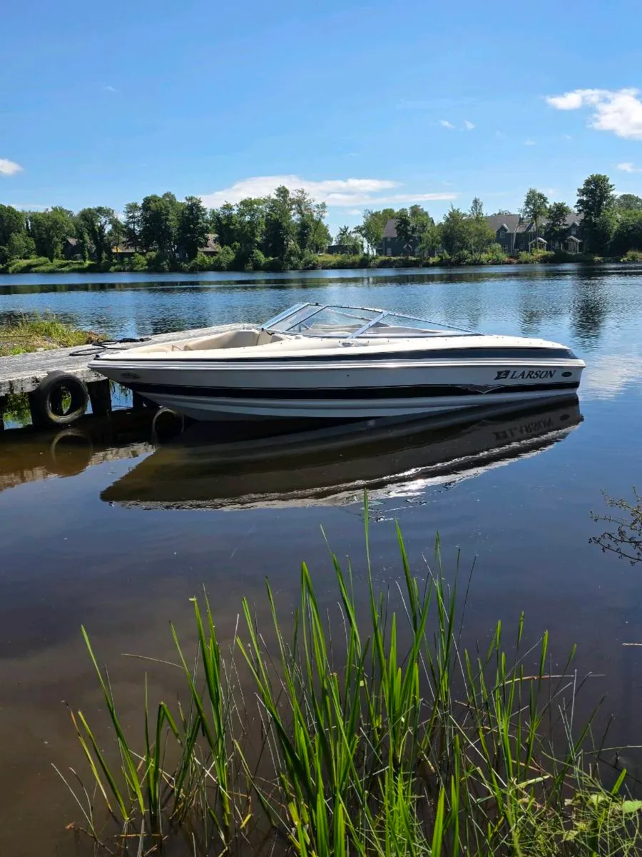 Larson 190 lxi bowrider speedboat - Image 1