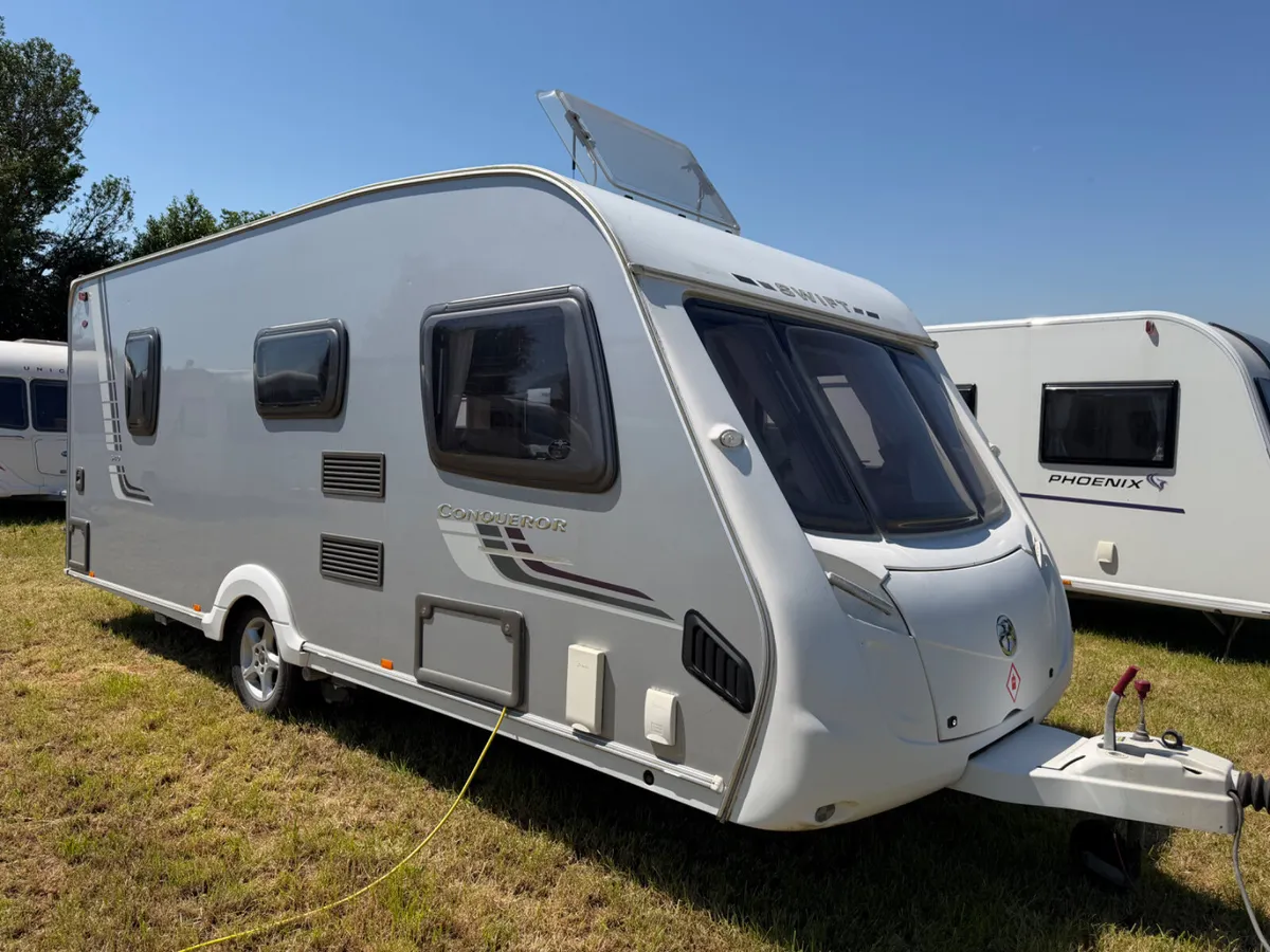Swift Conqueror 540 –  Fixed bed end washroom - Image 3