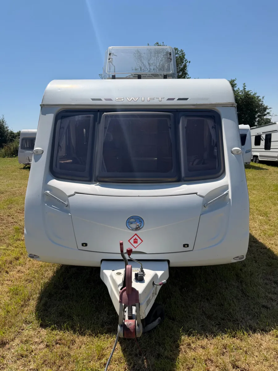 Swift Conqueror 540 –  Fixed bed end washroom - Image 2