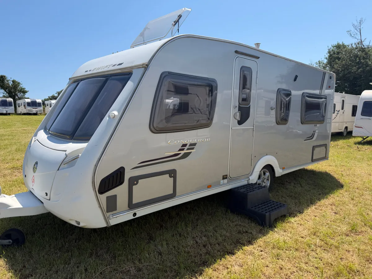 Swift Conqueror 540 –  Fixed bed end washroom - Image 1