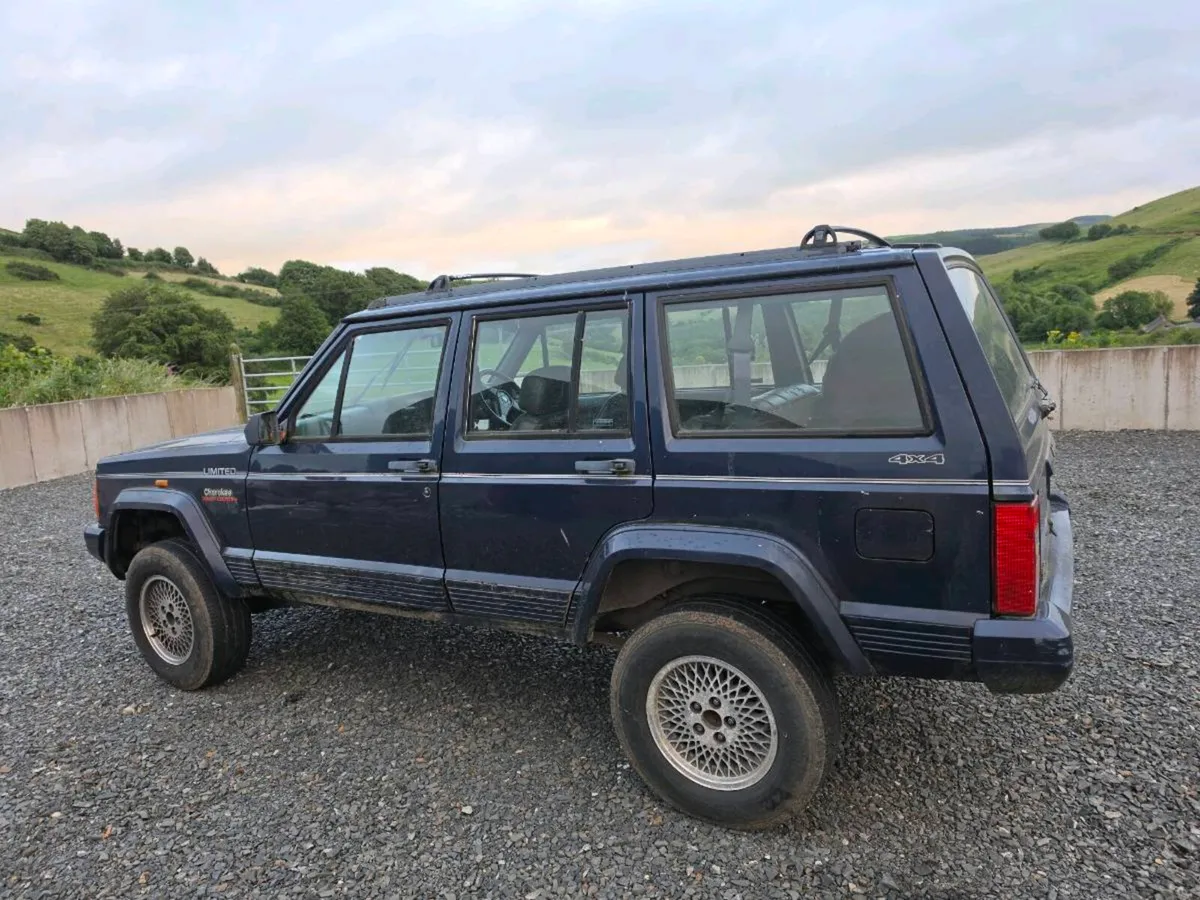 CHEROKEE LIMITED [4 LITRE PETROL] - Image 2