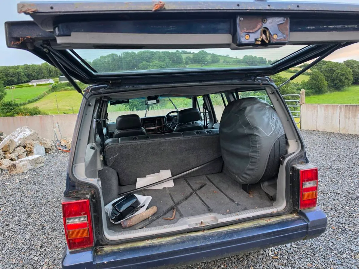 CHEROKEE LIMITED [4 LITRE PETROL] - Image 3