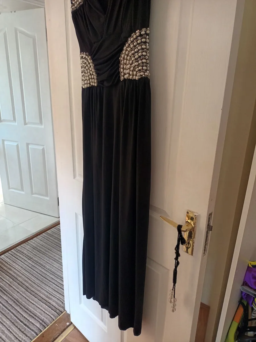 A beautiful black dress - Image 1