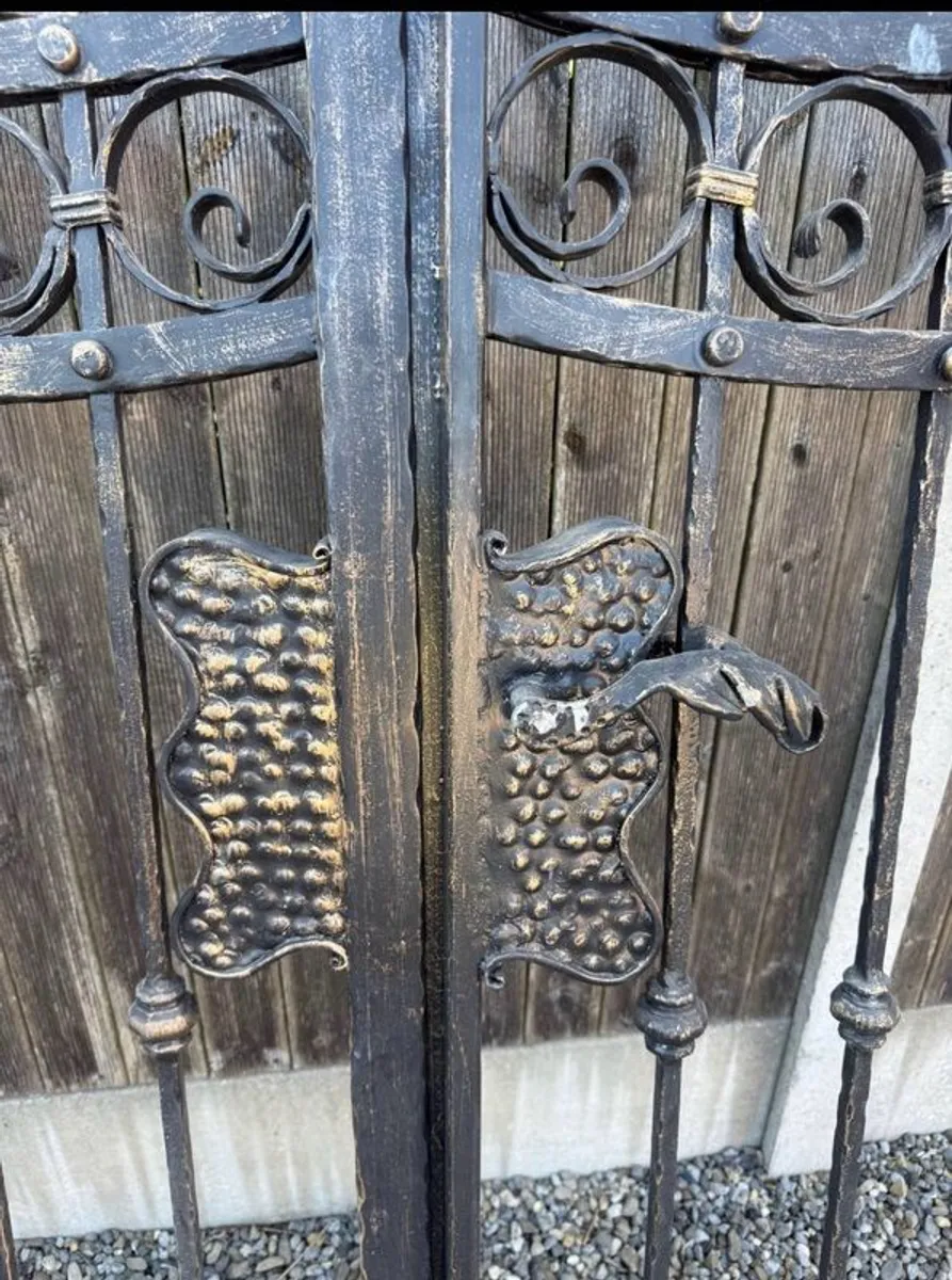 Gates - Image 2