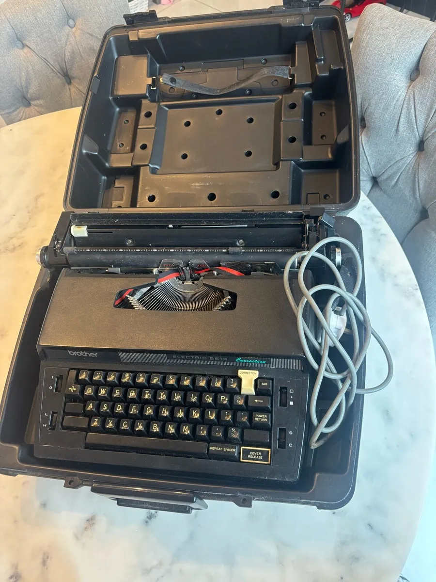 Brother electric typewriter - Image 1