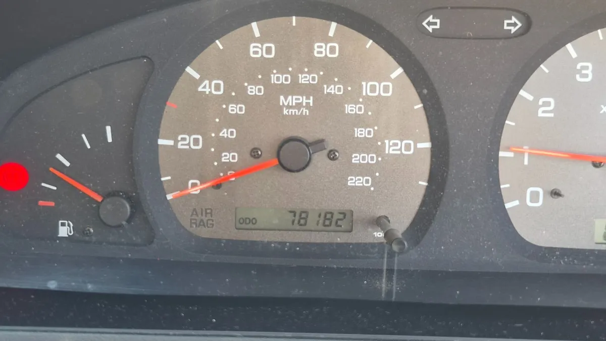 Nissan Almera 1998 - Image 2