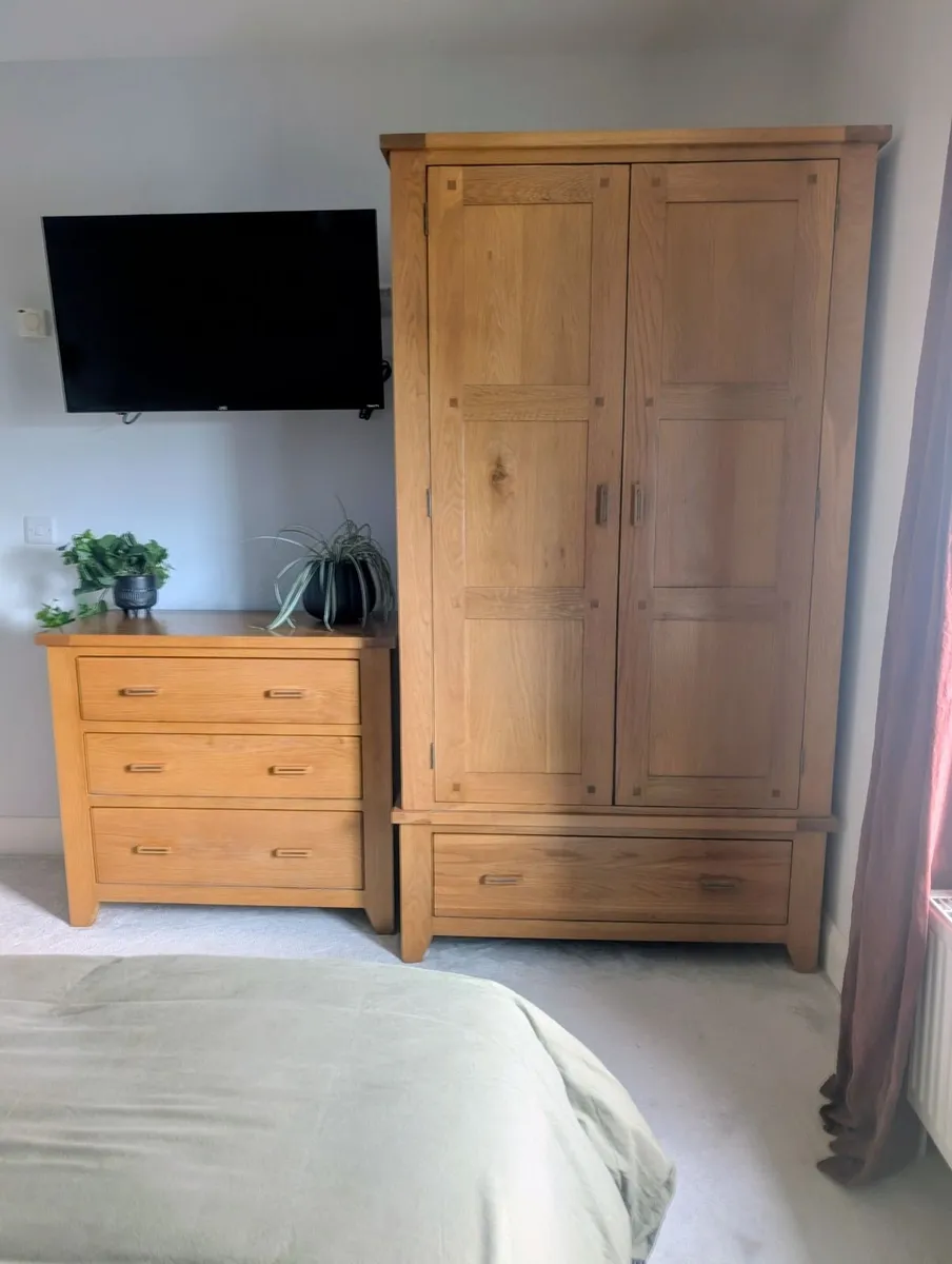 Solid oak bedroom furniture - Image 1