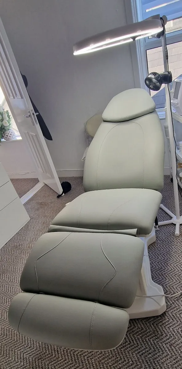 Electric Rotating Cosmetic/Beauty Chair (3 Motors) - Image 2