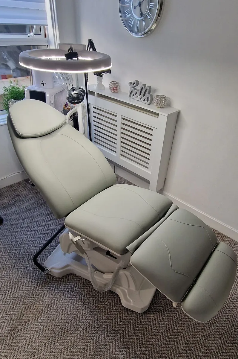Electric Rotating Cosmetic/Beauty Chair (3 Motors) - Image 1
