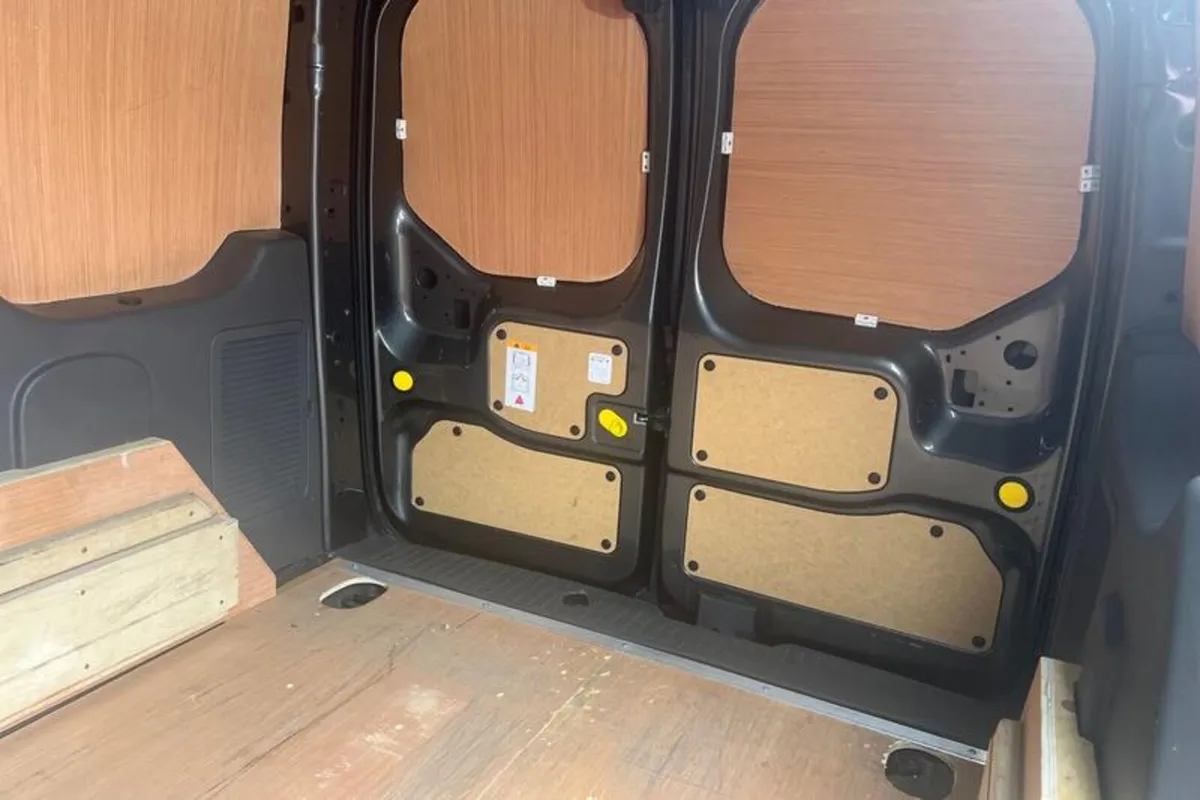 Ford Transit Connect LIMITED - Image 4