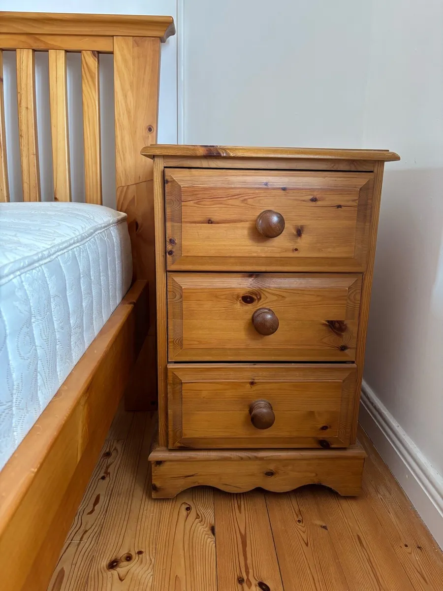 Matching chest of drawers and bedside locker - Image 2