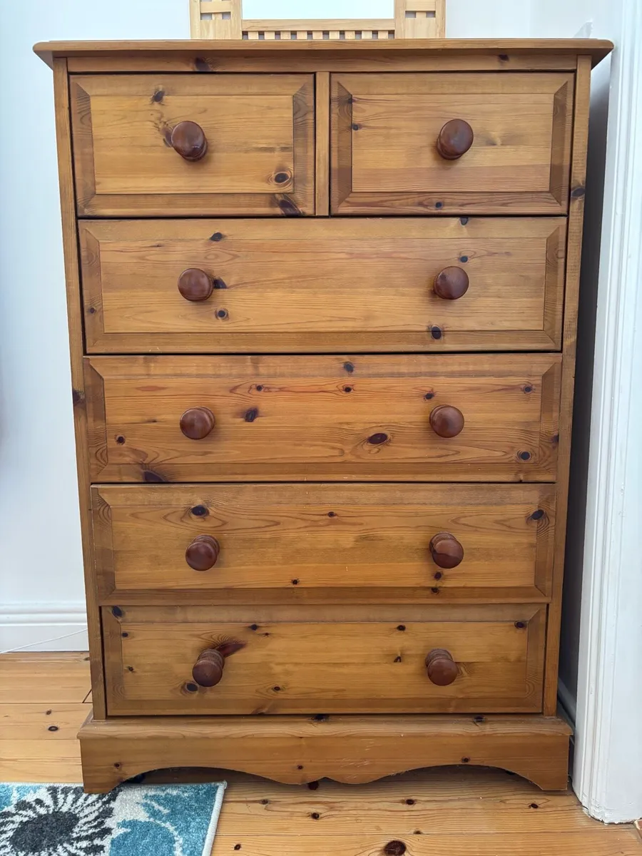 Matching chest of drawers and bedside locker - Image 1