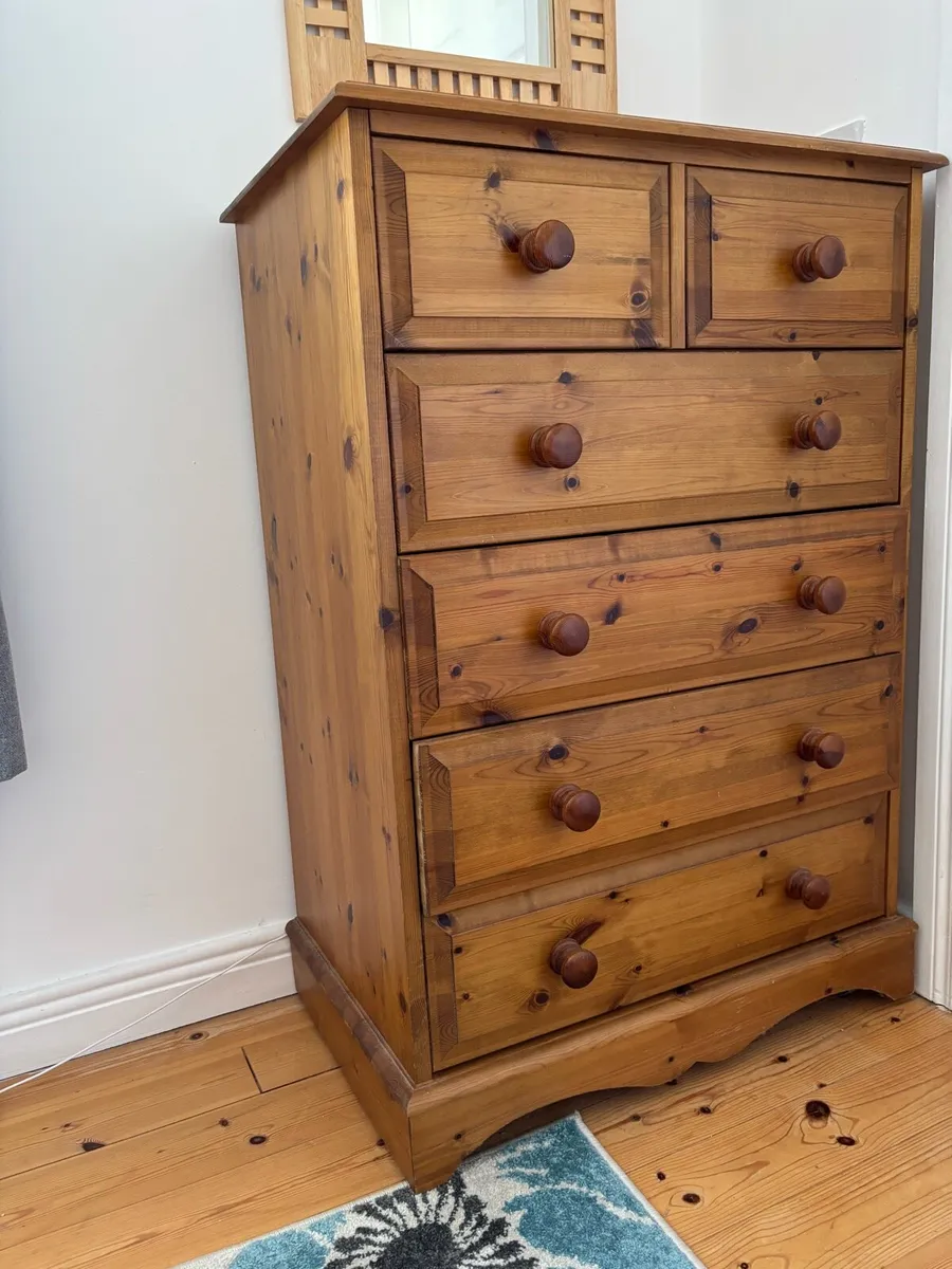 Matching chest of drawers and bedside locker - Image 3