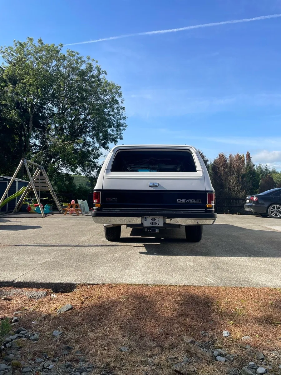 Chevrolet Suburban 1990 - Image 2