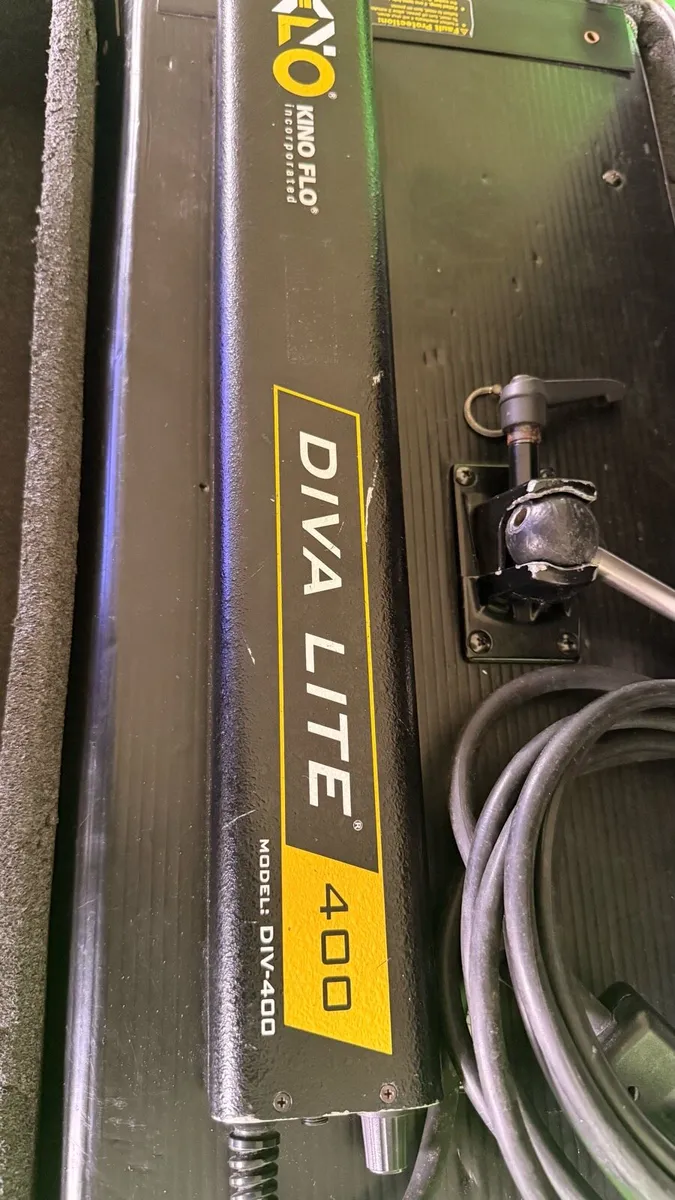 2 x KinoFlo Diva Lite 400 studio lighting - Image 3