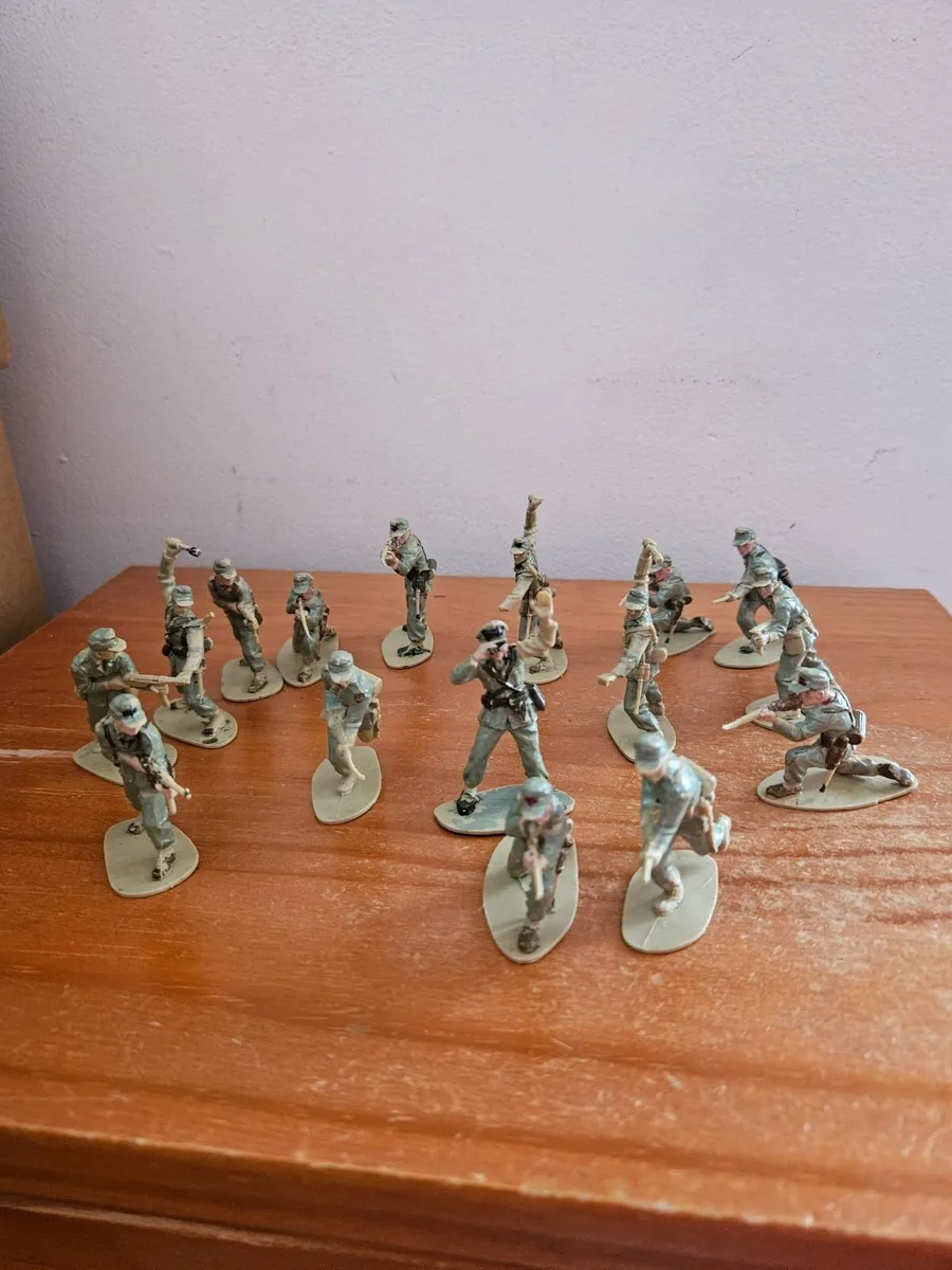 Vintage Airfix German Africa Korp Soldiers 1.32 - Image 1