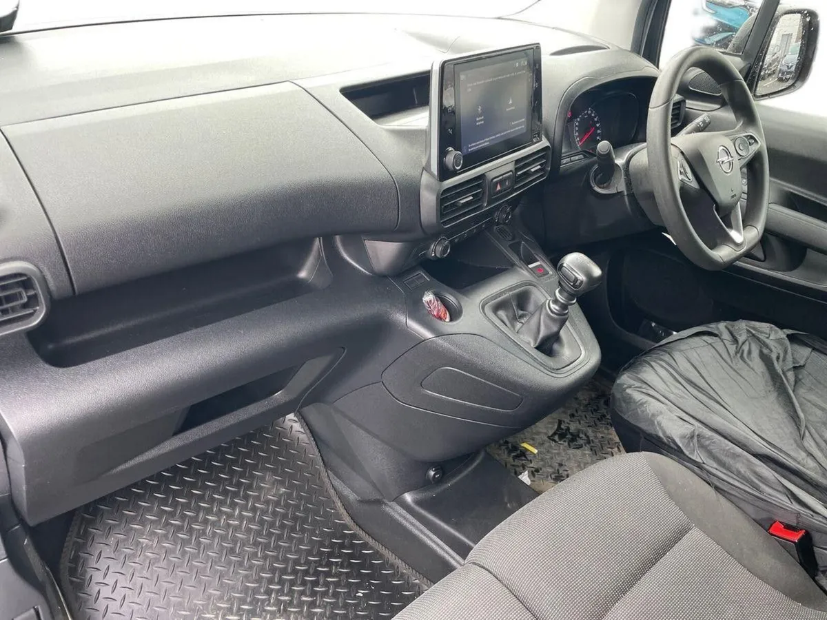 Opel Combo Edition Plus 7 Seat BEV 8 Speed AT - Image 4