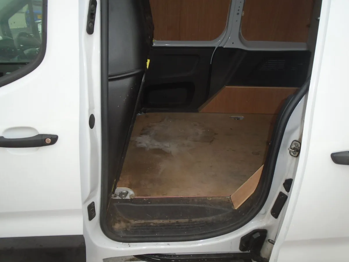 2023 Citroen Berlingo ENTERPRISE 100HP - Image 4