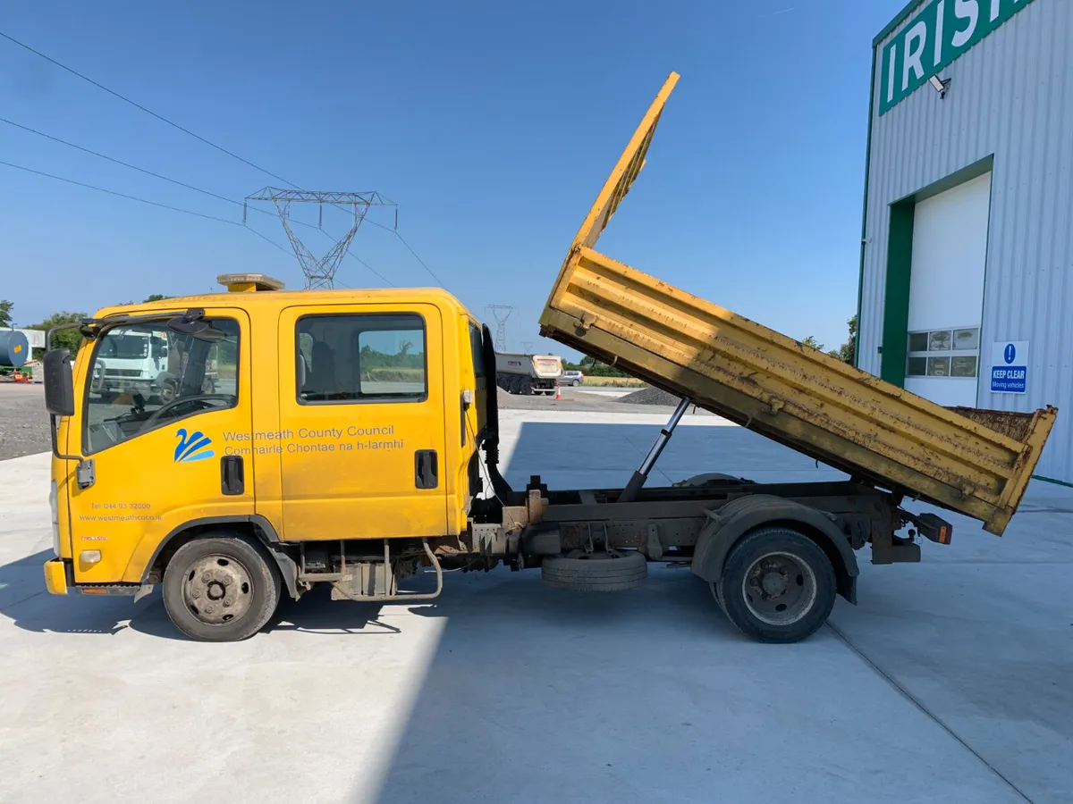 UNRESERVED 2011 ISUZU NPR 3.5T CREW CAB TIPPER - Image 2